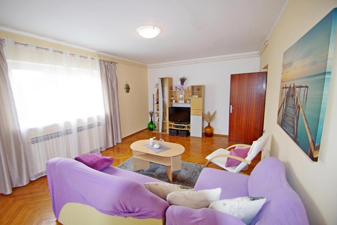 Apartment Suzi Valdebek Pula Exterior photo
